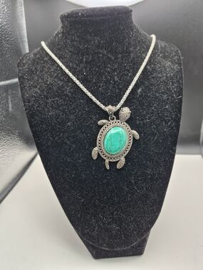 Turquoise Turtle Pendant Necklace - Silver Tone. 20in Chain